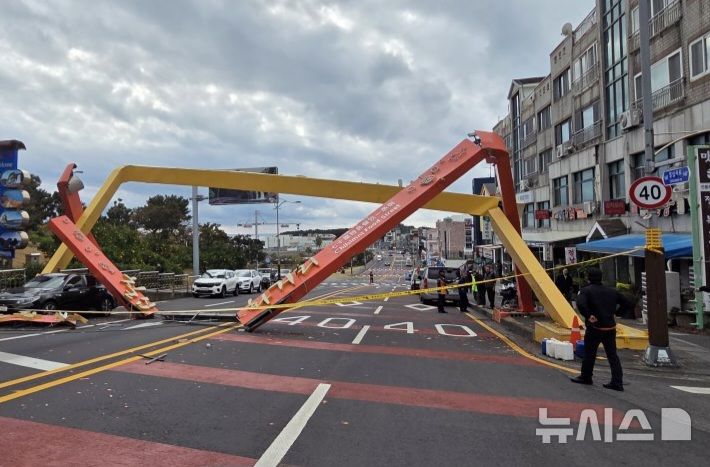 [제주=뉴시스] 23일 오후 1시39분께 제주 서귀포시 서귀동에서 아케이드상가 구조물이 화물차 충격으로 파손돼 소방당국이 안전 조치에 나서고 있다. (사진=제주소방안전본부 제공) 2025.12.23. photo@newsis.com 