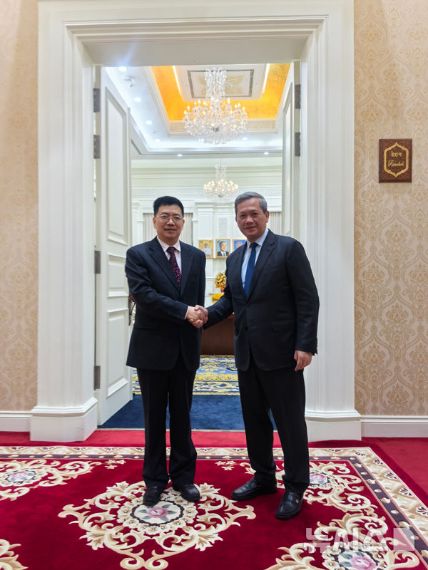 [베이징=뉴시스] 덩시쥔 중국 외교부 아시아사무특사(사진 왼쪽)는 최근 캄보디아를 방문해 훈 마넷 총리와 만나 태국과 캄보디아 간 휴전을 중재했다고 23일 중국 외교부가 밝혔다.(사진=중국 외교부 홈페이지 갈무리) 2025.12.23 photo@newsis.com 