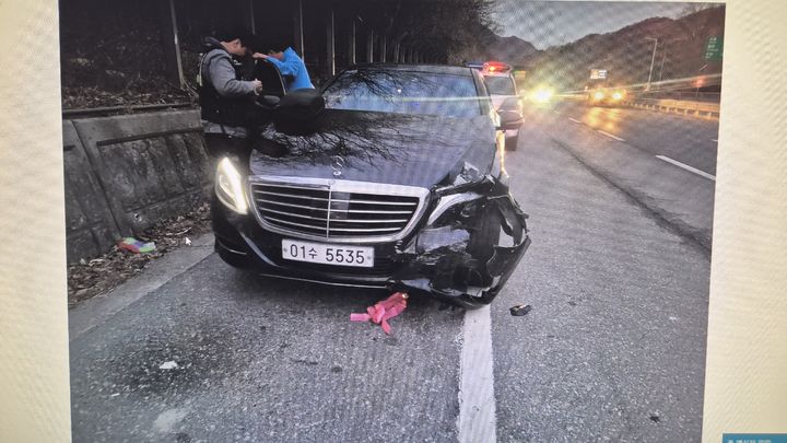 [서울=뉴시스] 23일 5시46분께 서울 성동구 성수역 인근 사거리에서 캐스퍼를 들이받은 벤츠.(사진=서울 성동경찰서 제공) 2025.12.23 *재판매 및 DB 금지