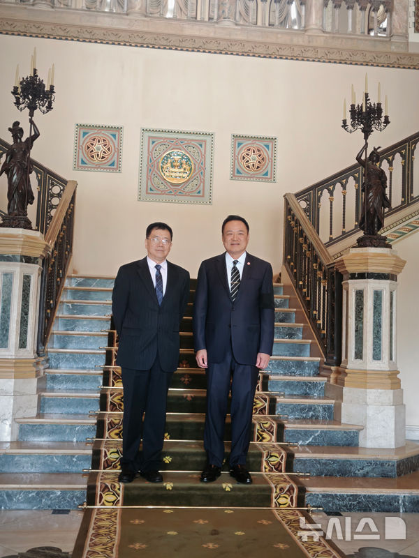 [베이징=뉴시스] 덩시쥔 중국 외교부 아시아사무특사(사진 왼쪽)는 최근 태국을 방문해 아누틴 찬위라꾼 총리와 만나 태국과 캄보디아 간 휴전을 중재했다고 23일 중국 외교부가 밝혔다.(사진=중국 외교부 홈페이지 갈무리) 2025.12.23 photo@newsis.com