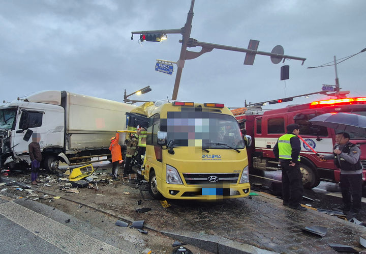 [김제=뉴시스] 23일 오후 4시26분께 전북 김제시 백산면의 한 교차로에서 초등학생 통학용 버스와 윙바디 화물차량이 서로 부딪혀 소방대원들이 사고 수습에 나서고 있다. (사진=전북특별자치도소방본부 제공) 2025.12.23. photo@newsis.com *재판매 및 DB 금지