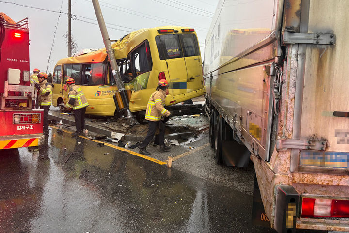 [김제=뉴시스] 23일 오후 전북 김제시 백산면 한 교차로에서 초등학생 통학용 버스와 윙바디 화물차량이 부딪혀 소방대원들이 사고 수습에 나서고 있다. (사진=전북특별자치도소방본부 제공) 2025.12.23. photo@newsis.com *재판매 및 DB 금지