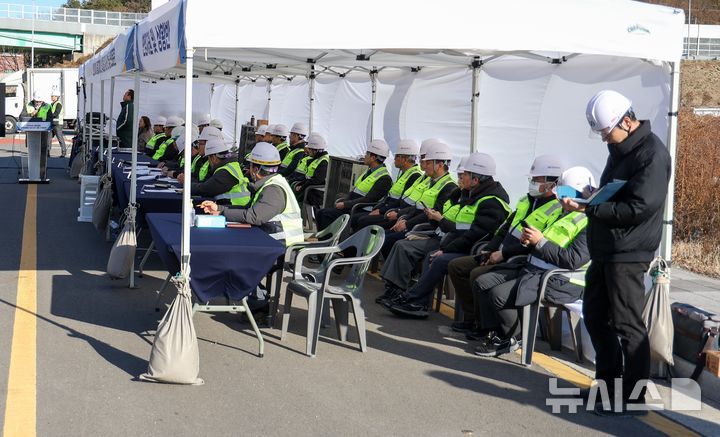 [세종=뉴시스]한전KDN은 지난 22일 전남 순천시 왕지동에서 '2025년 하반기 중대재해 대비 신속대응팀 유관기관 합동 모의훈련'을 실시했다.(사진=한전KDN 제공)