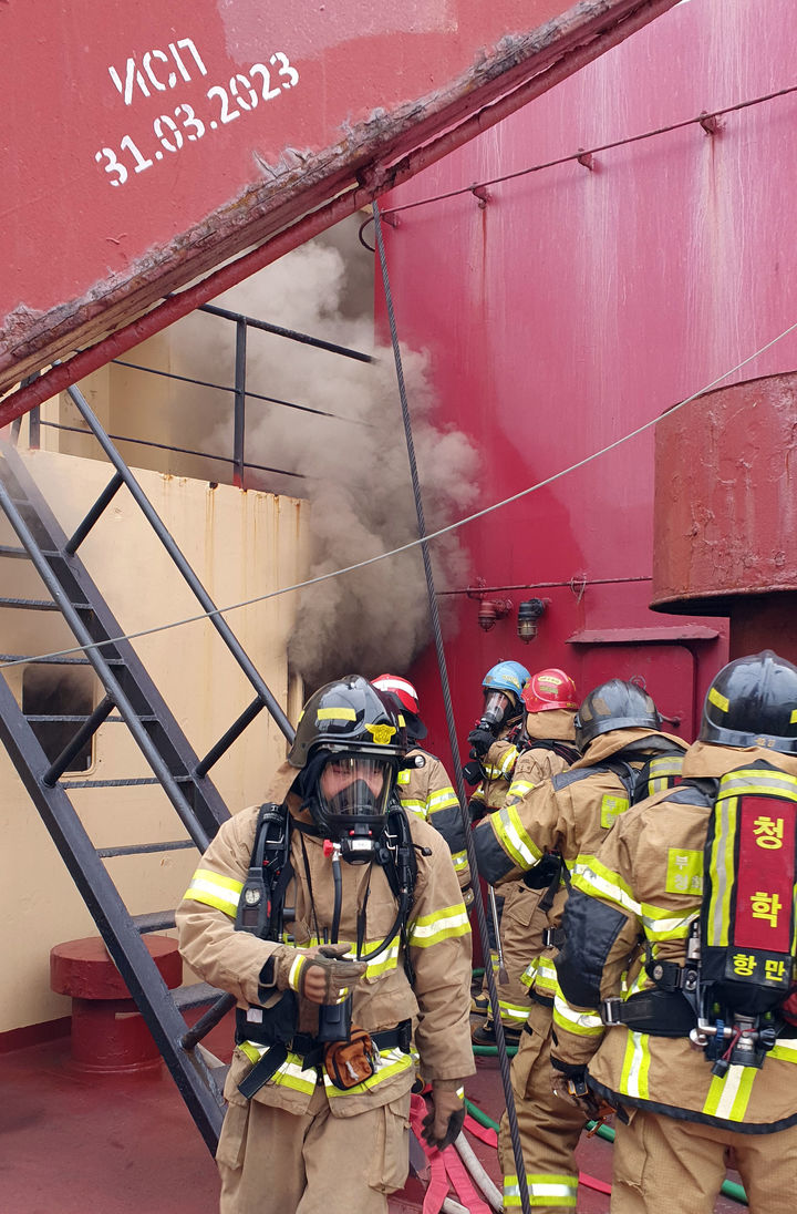 [부산=뉴시스] 23일 오전 9시13분께 부산 영도구의 한 조선소에 계류 중이던 러시아 선적 냉동운반선(5800t)에서 불이 났다. (사진=부산소방재난본부 제공) 2025.12.23. photo@newsis.com&nbsp; *재판매 및 DB 금지