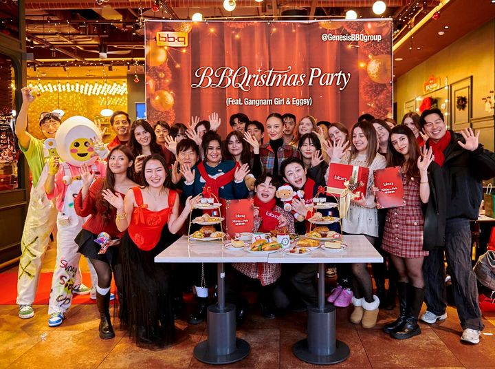 [서울=뉴시스] 제너시스BBQ 그룹은 크리스마스 시즌을 맞아 지난 19일 서울 송파구 'BBQ 빌리지 송리단길점'에서 '비비큐리스마스(BBQristmas) 파티'를 열었다. (사진=제너시스BBQ 그룹 제공) 2025.12.23. photo@newsis.com *재판매 및 DB 금지