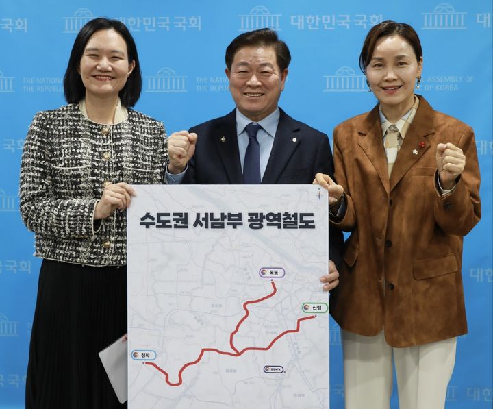 [광명=뉴시스]박승원 광명시장(사진 가운데)이 23일 오후 국회에서 열린 '수도권 서남부 광역철도(가칭) 추진 기자회견'에 참석해 임오경 의원(사진 오른쪽)·김남희 의원과 함께 기념촬영을 하고 있다.(사진=광명시 제공)2025.12.23.photo@newsis.com *재판매 및 DB 금지