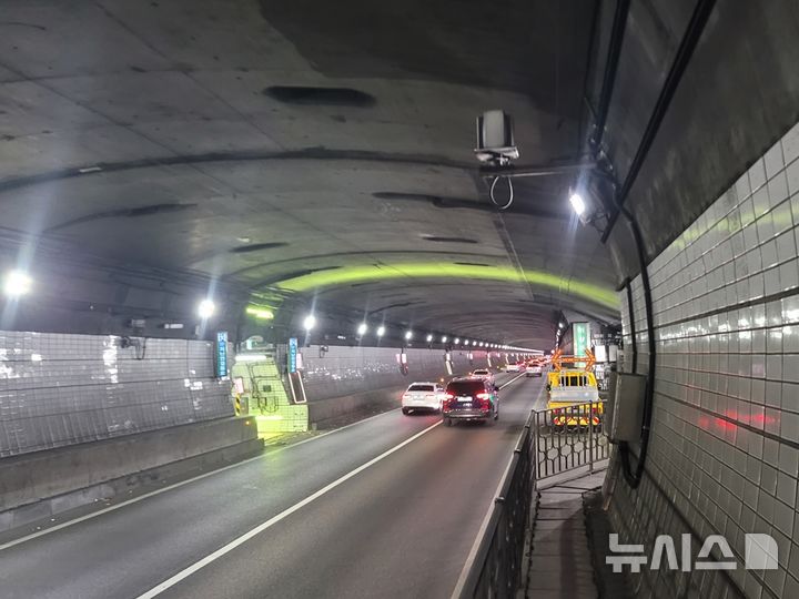 [서울=뉴시스]구룡터널 내 안전경관등 설치.