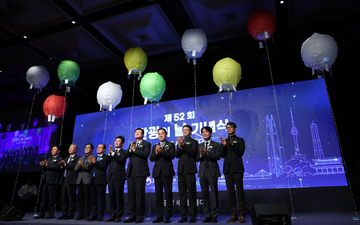 김대현 문화체육관광부 제2차관이 23일 서울 중구 더 플라자 호텔에서 열린 제52회 관광의 날 기념식에서 사상 최다 외래 관광객 유치 기념 축하 퍼포먼스를 하고 있다. (사진=문화체육관광부 제공) 2025.12.23. photo@newsis.com *재판매 및 DB 금지