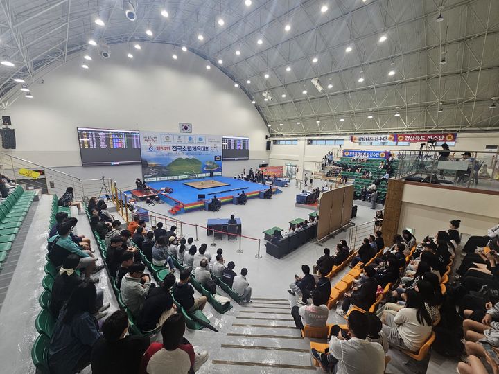 [고성(경남)=뉴시스] 신정철 기자 = 경남 고성군이 2025년 한 해 동안 총 82개의 각종 스포츠대회를 유치, 지역 스포츠 마케팅의 저력을 입증한 가운데 그중에서도 역도 종목이 단연 ‘최고의 효자 종목’으로 자리매김했다는 평가를 받고 있다. 사진은 제54회 전국소년체전 역도 경기 모습.(사진=고성군 제공).2025.12.23. photo@newsis.com *재판매 및 DB 금지