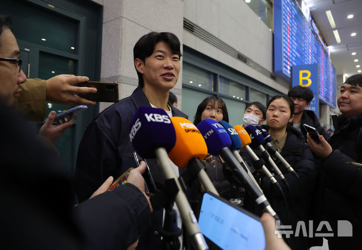 [인천공항=뉴시스] 홍효식 기자 = 미국 메이저리그 샌디에이고 파드리스와 계약을 마친 송성문이 23일 인천국제공항 제1터미널을 통해 귀국해 취재진 질문에 답하고 있다. 2025.12.23. yesphoto@newsis.com