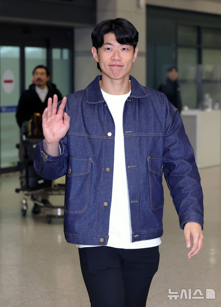 [인천공항=뉴시스] 홍효식 기자 = 미국 메이저리그 샌디에이고 파드리스와 계약을 마친 송성문이 23일 인천국제공항 제1터미널을 통해 귀국해 손을 흔들고 있다. 2025.12.23. yesphoto@newsis.com
