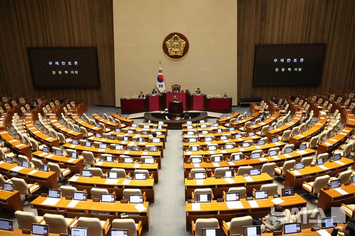 [서울=뉴시스] 조성봉 기자 = 장동혁 국민의힘 대표가 23일 오전 서울 여의도 국회에서 열린 제430회국회(임시회) 제2차 본회의에서 '내란전담재판부설치 관련 법안'에 대한 무제한토론(필리버스터)을 하고 있다. 2025.12.23. suncho21@newsis.com