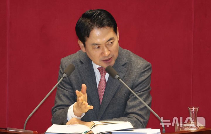 [서울=뉴시스] 조성봉 기자 = 장동혁 국민의힘 대표가 23일 오전 서울 여의도 국회에서 열린 제430회국회(임시회) 제2차 본회의에서 '내란전담재판부설치 관련 법안'에 대한 무제한토론(필리버스터)을 하고 있다. 2025.12.23. suncho21@newsis.com