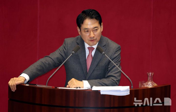 [서울=뉴시스] 장동혁 국민의힘 대표가 23일 여의도 국회에서 '내란전담재판부설치 관련 법안'에 대한 무제한토론(필리버스터)을 하고 있다. *기사 본문과는 무관한 사진. 2025.12.23.