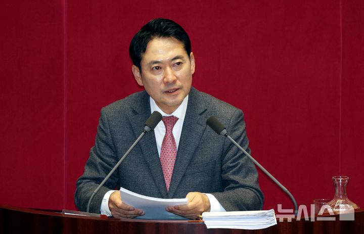 [서울=뉴시스] 조성봉 기자 = 장동혁 국민의힘 대표가 23일 오전 서울 여의도 국회에서 열린 제430회국회(임시회) 제2차 본회의에서 '내란전담재판부설치 관련 법안'에 대한 무제한토론(필리버스터)을 하고 있다. 2025.12.23. suncho21@newsis.com