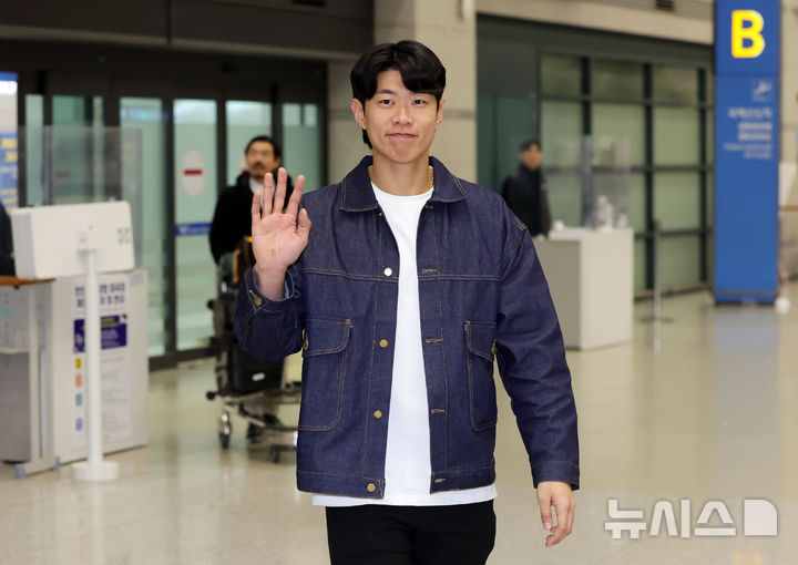 [인천공항=뉴시스] 홍효식 기자 = 미국 메이저리그 샌디에이고 파드리스와 계약을 마친 송성문이 23일 인천국제공항 제1터미널을 통해 귀국해 손을 흔들고 있다. 2025.12.23. yesphoto@newsis.com