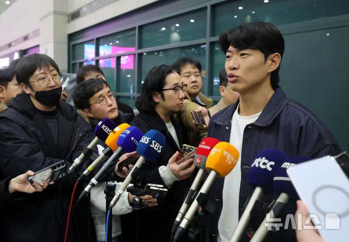[인천공항=뉴시스] 홍효식 기자 = 미국 메이저리그 샌디에이고 파드리스와 계약을 마친 송성문이 23일 인천국제공항 제1터미널을 통해 귀국해 취재진 질문에 답하고 있다. 2025.12.23. yesphoto@newsis.com