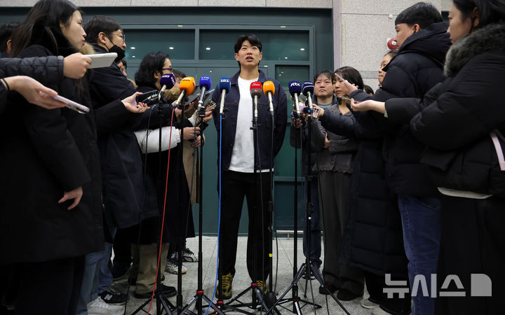 [인천공항=뉴시스] 홍효식 기자 = 미국 메이저리그 샌디에이고 파드리스와 계약을 마친 송성문이 23일 인천국제공항 제1터미널을 통해 귀국해 취재진 질문에 답하고 있다. 2025.12.23. yesphoto@newsis.com