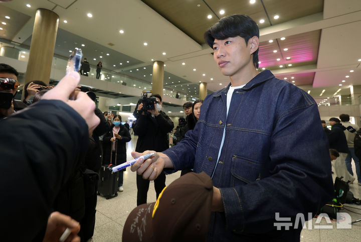 [인천공항=뉴시스] 홍효식 기자 = 미국 메이저리그 샌디에이고 파드리스와 계약을 마친 송성문이 23일 인천국제공항 제1터미널을 통해 귀국해 팬에게 사인을 해주고 있다. 2025.12.23. yesphoto@newsis.com