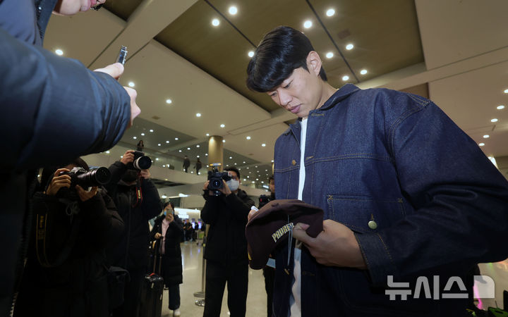 [인천공항=뉴시스] 홍효식 기자 = 미국 메이저리그 샌디에이고 파드리스와 계약을 마친 송성문이 23일 인천국제공항 제1터미널을 통해 귀국해 팬에게 사인을 해주고 있다. 2025.12.23. yesphoto@newsis.com
