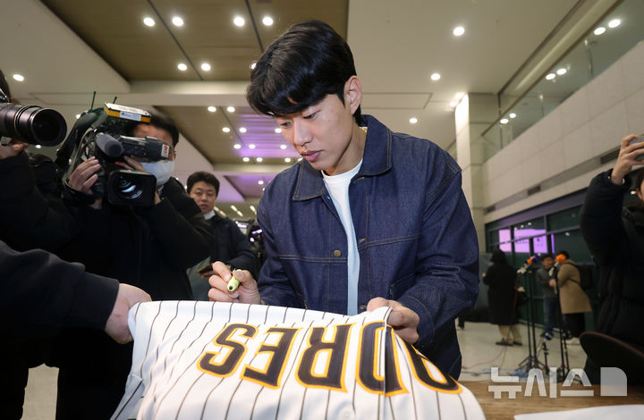 [인천공항=뉴시스] 홍효식 기자 = 미국 메이저리그 샌디에이고 파드리스와 계약을 마친 송성문이 23일 인천국제공항 제1터미널을 통해 귀국해 팬에게 사인을 해주고 있다. 2025.12.23. yesphoto@newsis.com