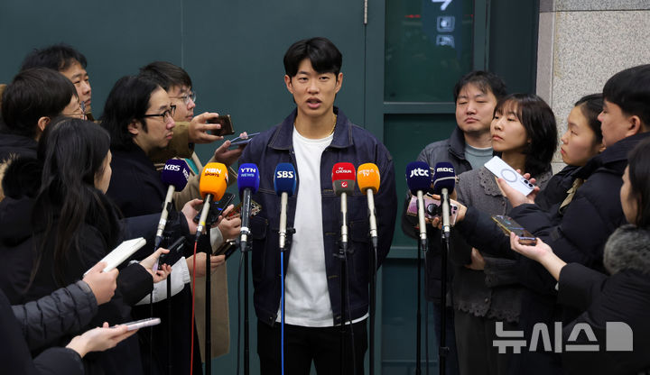 [인천공항=뉴시스] 홍효식 기자 = 미국 메이저리그 샌디에이고 파드리스와 계약을 마친 송성문이 23일 인천국제공항 제1터미널을 통해 귀국해 취재진 질문에 답하고 있다. 2025.12.23. yesphoto@newsis.com