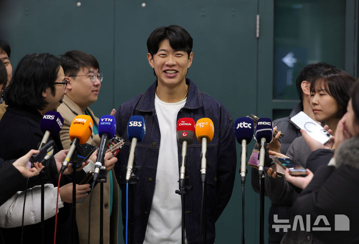[인천공항=뉴시스] 홍효식 기자 = 미국 메이저리그 샌디에이고 파드리스와 계약을 마친 송성문이 23일 인천국제공항 제1터미널을 통해 귀국해 취재진 질문에 답하며 웃음짓고 있다. 2025.12.23. yesphoto@newsis.com