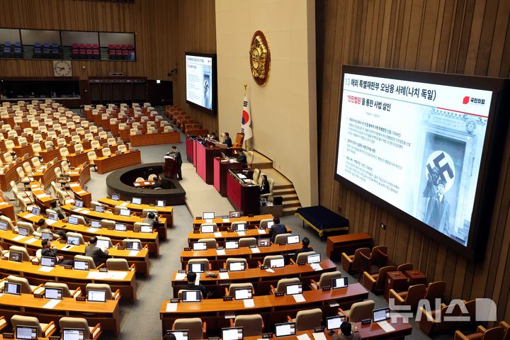 [서울=뉴시스] 조성봉 기자 = 장동혁 국민의힘 대표가 23일 오전 서울 여의도 국회에서 열린 제430회국회(임시회) 제2차 본회의에서 '내란전담재판부설치 관련 법안'에 대한 무제한토론(필리버스터)을 하고 있다. 2025.12.23. suncho21@newsis.com