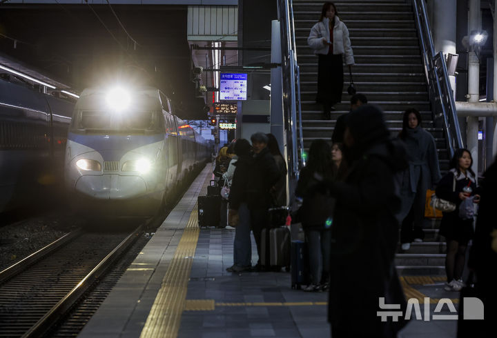 [서울=뉴시스] 정병혁 기자 = 23일 서울 중구 서울역 승강장으로 기차가 들어오고 있다. 이날 오전 9시로 예고됐던 전국철도노동조합 총파업이 유보돼 모든 열차가 정상 운행된다. 철도노조에 따르면 정부는 성과급 지급기준을 내년에는 기본급의 90%, 2027년부터는 100%로 단계적 정상화하는 방안을 공공기관운영위원회(공운위)에 상정하기로 했다. 이에 노조는 이날 오전 0시 10분에 기해 총파업을 유보하고 같은 날 오후 2시 열리는 공운위 결정을 지켜본다는 입장이다. 2025.12.23. jhope@newsis.com