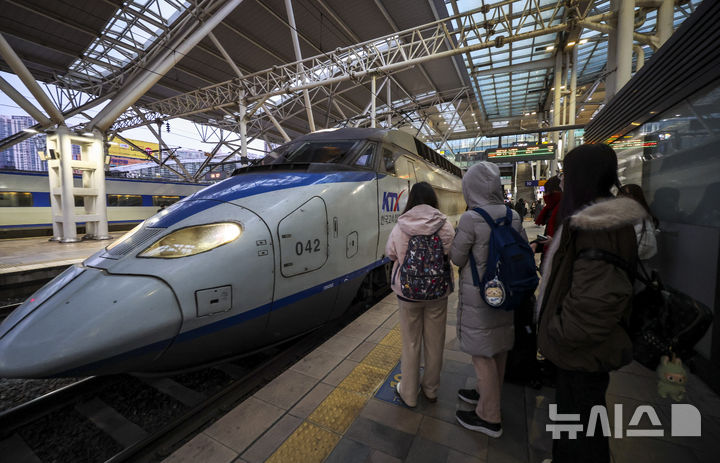 [서울=뉴시스] 정병혁 기자 = 23일 서울 중구 서울역 승강장으로 기차가 들어오고 있다. 이날 오전 9시로 예고됐던 전국철도노동조합 총파업이 유보돼 모든 열차가 정상 운행된다. 철도노조에 따르면 정부는 성과급 지급기준을 내년에는 기본급의 90%, 2027년부터는 100%로 단계적 정상화하는 방안을 공공기관운영위원회(공운위)에 상정하기로 했다. 이에 노조는 이날 오전 0시 10분에 기해 총파업을 유보하고 같은 날 오후 2시 열리는 공운위 결정을 지켜본다는 입장이다. 2025.12.23. jhope@newsis.com