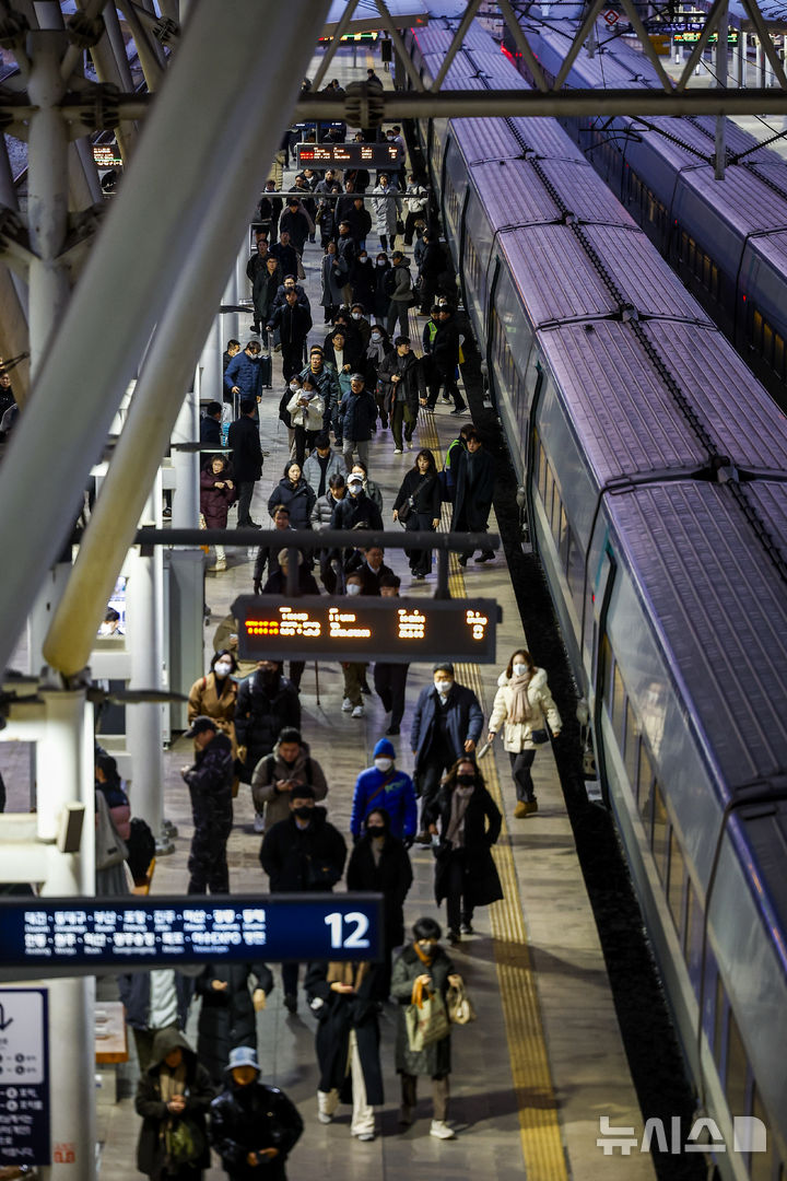 [서울=뉴시스] 정병혁 기자 = 23일 서울 중구 서울역 승강장에서 시민들이 이동하고 있다. 이날 오전 9시로 예고됐던 전국철도노동조합 총파업이 유보돼 모든 열차가 정상 운행된다. 철도노조에 따르면 정부는 성과급 지급기준을 내년에는 기본급의 90%, 2027년부터는 100%로 단계적 정상화하는 방안을 공공기관운영위원회(공운위)에 상정하기로 했다. 이에 노조는 이날 오전 0시 10분에 기해 총파업을 유보하고 같은 날 오후 2시 열리는 공운위 결정을 지켜본다는 입장이다. 2025.12.23. jhope@newsis.com