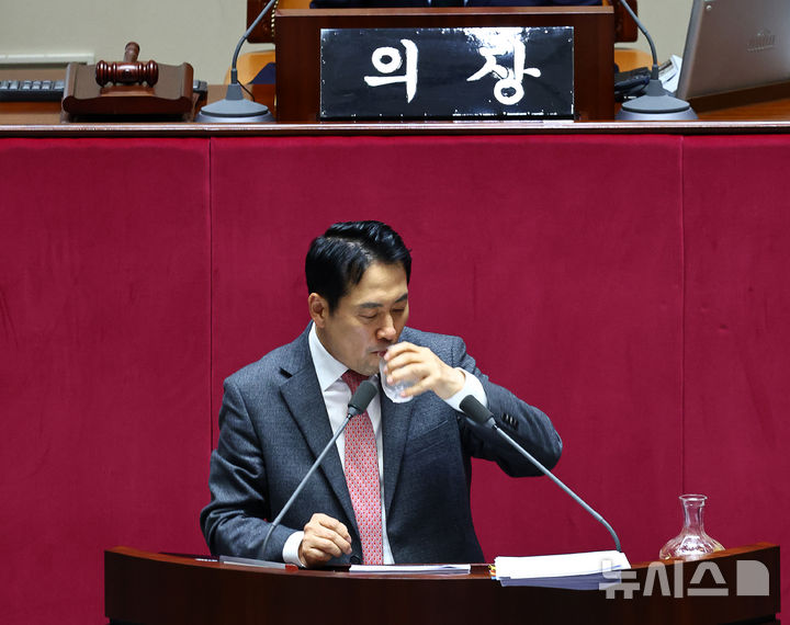 [서울=뉴시스] 김명년 기자 = 장동혁 국민의힘 대표가 23일 오전 서울 여의도 국회에서 열린 제430회국회(임시회) 제2차 본회의에서 '내란전담재판부설치 관련 법안'에 대한 무제한토론(필리버스터)을 하고 있다. 2025.12.23. kmn@newsis.com