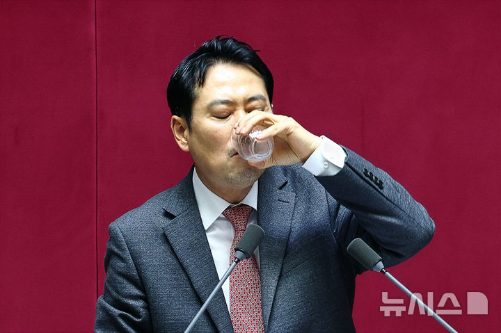 [서울=뉴시스] 김명년 기자 = 장동혁 국민의힘 대표가 23일 오전 서울 여의도 국회에서 열린 제430회국회(임시회) 제2차 본회의에서 '내란전담재판부설치 관련 법안'에 대한 무제한토론(필리버스터)을 하고 있다. 2025.12.23. kmn@newsis.com