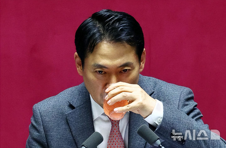 [서울=뉴시스] 김명년 기자 = 장동혁 국민의힘 대표가 23일 오전 서울 여의도 국회에서 열린 제430회국회(임시회) 제2차 본회의에서 '내란전담재판부설치 관련 법안'에 대한 무제한토론(필리버스터)을 하고 있다. 2025.12.23. kmn@newsis.com