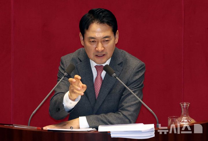 [서울=뉴시스] 조성봉 기자 = 장동혁 국민의힘 대표가 23일 오전 서울 여의도 국회에서 열린 제430회국회(임시회) 제2차 본회의에서 내란전담재판부설치 관련 법안에 대한 무제한토론(필리버스터)을 하고 있다. 2025.12.23. suncho21@newsis.com