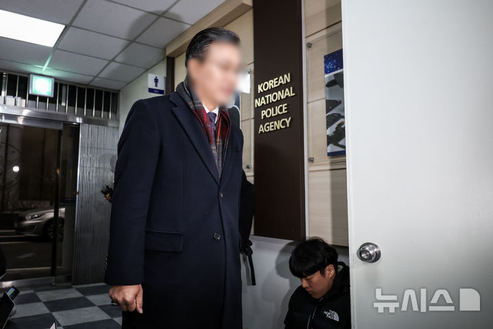 [서울=뉴시스] 정병혁 기자 = 통일교 전 총무처장 조 모씨가 23일 서울 서대문구 국가수사본부로 참고인 조사를 위해 출석하고 있다. 2025.12.23. jhope@newsis.com