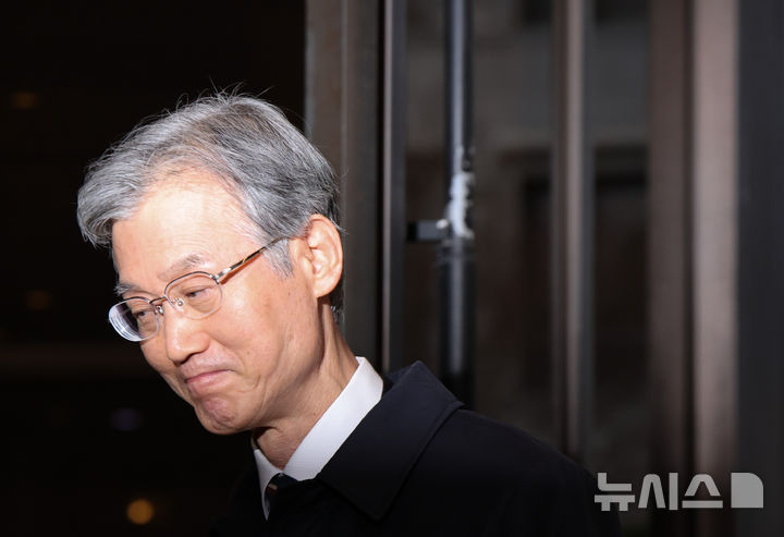 [서울=뉴시스] 황준선 기자 = 조희대 대법원장이 23일 오전 서울 서초구 대법원으로 출근하고 있다. 2025.12.23. hwang@newsis.com