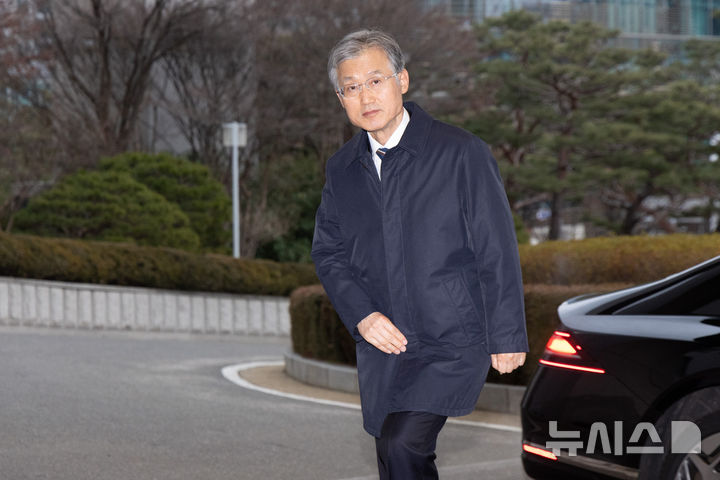 [서울=뉴시스] 황준선 기자 = 조희대 대법원장이 23일 오전 서울 서초구 대법원으로 출근하고 있다. 2025.12.23. hwang@newsis.com