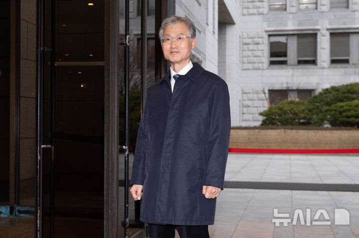 [서울=뉴시스] 황준선 기자 = 조희대 대법원장이 23일 오전 서울 서초구 대법원으로 출근하며 취재진의 질문에 답변하고 있다. 2025.12.23. hwang@newsis.com