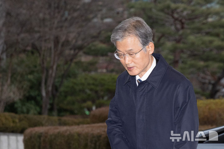 [서울=뉴시스] 황준선 기자 = 조희대 대법원장이 23일 오전 서울 서초구 대법원으로 출근하고 있다. 2025.12.23. hwang@newsis.com