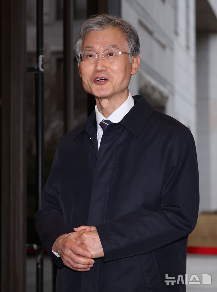 [서울=뉴시스] 황준선 기자 = 조희대 대법원장이 23일 오전 서울 서초구 대법원으로 출근하며 취재진의 질문에 답변하고 있다. 2025.12.23. hwang@newsis.com