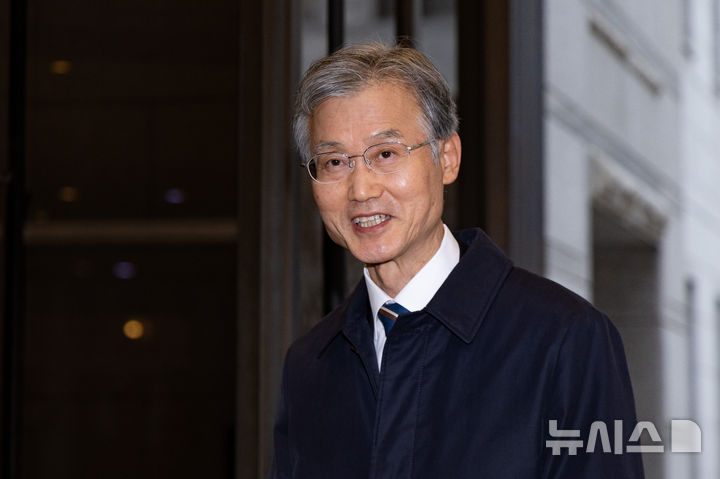 [서울=뉴시스] 황준선 기자 = 조희대 대법원장이 23일 오전 서울 서초구 대법원으로 출근하며 취재진의 질문에 답변하고 있다. 2025.12.23. hwang@newsis.com