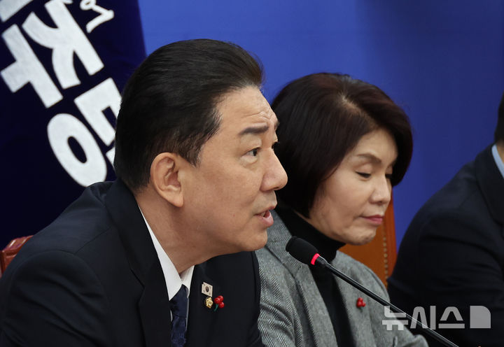 [서울=뉴시스] 김금보 기자 = 김병기 더불어민주당 원내대표가 지난 23일 오전 서울 여의도 국회에서 열린 원내대책회의에서 발언을 하고 있다. 2025.12.23. kgb@newsis.com