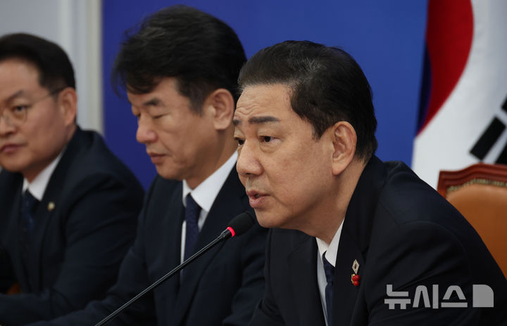 [서울=뉴시스] 김금보 기자 = 김병기 더불어민주당 원내대표가 23일 오전 서울 여의도 국회에서 열린 원내대책회의에서 발언을 하고 있다. 2025.12.23. kgb@newsis.com