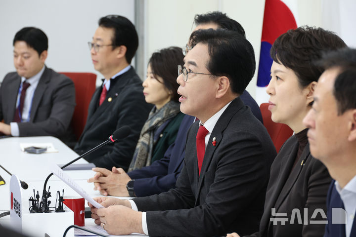 [서울=뉴시스] 김금보 기자 = 송언석 국민의힘 원내대표가 지난 23일 오전 서울 여의도 국회에서 열린 기자간담회에서 발언을 하고 있다. 2025.12.23. kgb@newsis.com