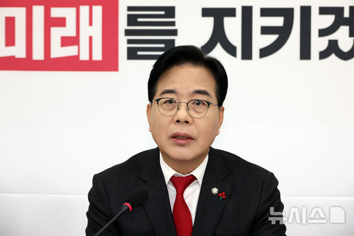 [서울=뉴시스] 김금보 기자 = 송언석 국민의힘 원내대표가 23일 오전 서울 여의도 국회에서 열린 기자간담회에서 발언을 하고 있다. 2025.12.23. kgb@newsis.com