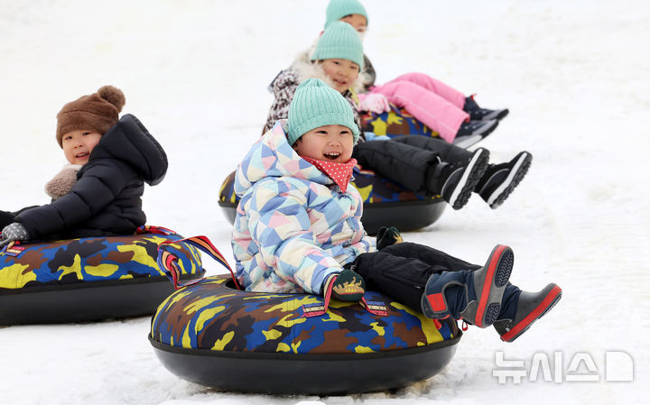 [서울=뉴시스] 김혜진 기자 = 23일 서울 노원구 서울과학기술대학교 종합운동장에 마련된 '2025 노원 씽씽 눈썰매장'에서 인근 어린이집 아이들이 눈썰매를 타며 즐거운 시간을 보내고 있다. 2025.12.23. jini@newsis.com