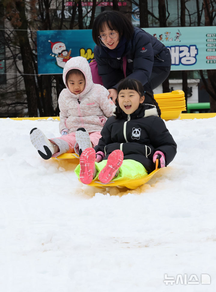 [서울=뉴시스] 김혜진 기자 = 23일 서울 노원구 서울과학기술대학교 종합운동장에 마련된 '2025 노원 씽씽 눈썰매장'에서 인근 어린이집 아이들이 눈썰매를 타며 즐거운 시간을 보내고 있다. 2025.12.23. jini@newsis.com
