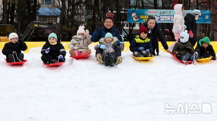 [서울=뉴시스] 김혜진 기자 = 오승록 노원구청장과 인근 어린이집 아이들이 23일 서울 노원구 서울과학기술대학교 종합운동장에 마련된 '2025 노원 씽씽 눈썰매장'에서 눈썰매를 타며 즐거운 시간을 보내고 있다. 2025.12.23. jini@newsis.com