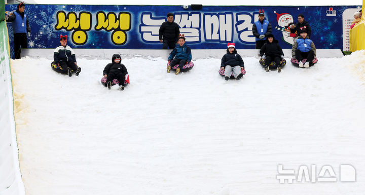 [서울=뉴시스] 김혜진 기자 = 오승록 노원구청장을 비롯한 관계자들이 23일 서울 노원구 서울과학기술대학교 종합운동장에 마련된 '2025 노원 씽씽 눈썰매장'에서 눈썰매를 타며 즐거운 시간을 보내고 있다. 2025.12.23. jini@newsis.com